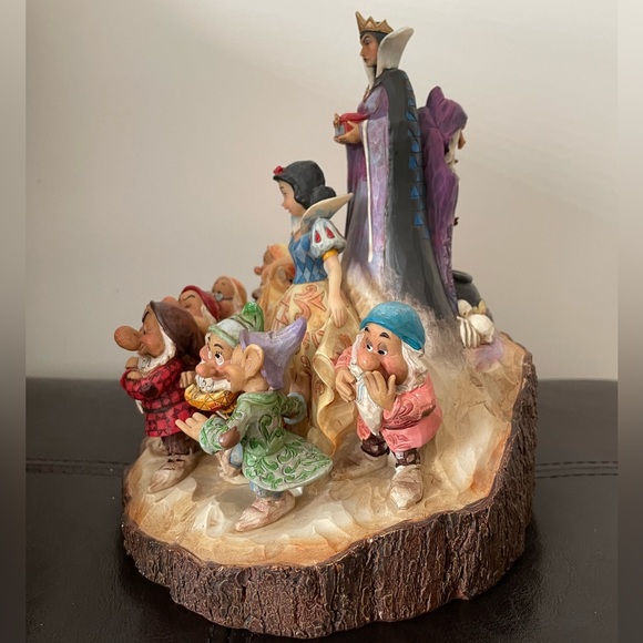 Jim Shore Disney Traditions Snow White- carved by heart - Picture 9 of 9